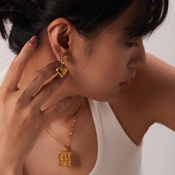 ◾️18k Gold Plated Heart Drop Earrings - Picture 8 of 14